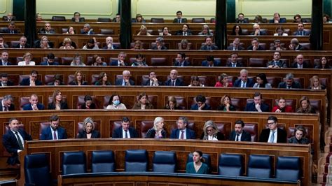 Congreso español iniciará trámites para regularizar a 500 000