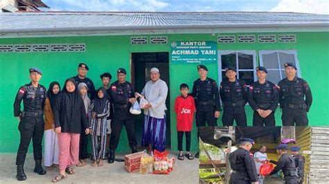 Jumat Berkah Satbrimob Polda Kalbar Berbagi Dengan Masyarakat Kurang