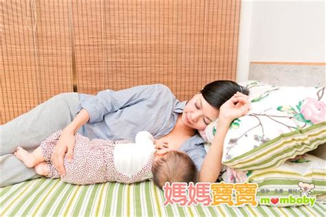 餵母乳餵到手痠？7大正確哺乳姿勢新手媽咪必知 蕃新聞