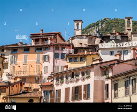 Stadt Von Lovere Am Lago D Iseo In Italien Stockfotografie Alamy