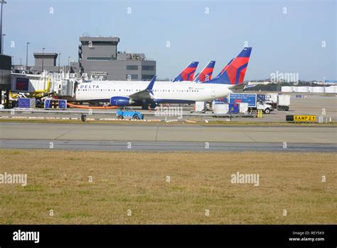 Atlanta airport delta jet hi-res stock photography and images - Alamy