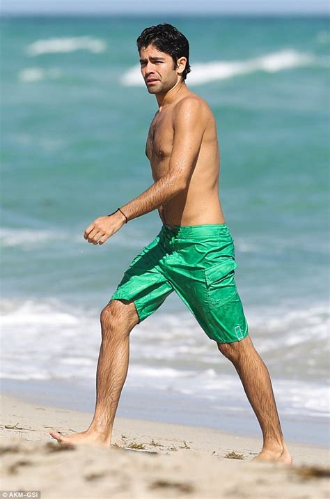 Entourages Adrian Grenier Shirtless Shows Toned Beach Body With