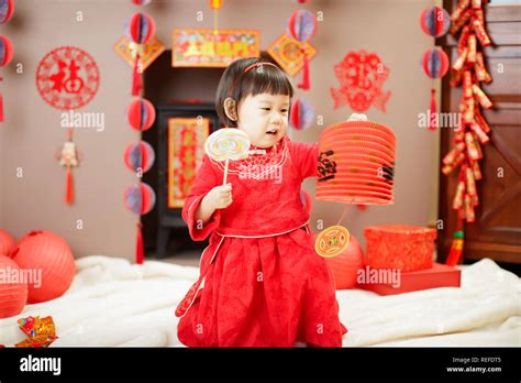 Chinesische Mädchen traditionelle Dressing halten einen Papier Laterne