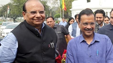 Delhi govt wins Supreme Court battle with Centre, gets control over ...