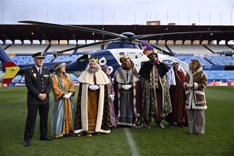 Los Reyes Magos Reparten Ilusi N Por Las Calles Espa Olas Con Un Clima