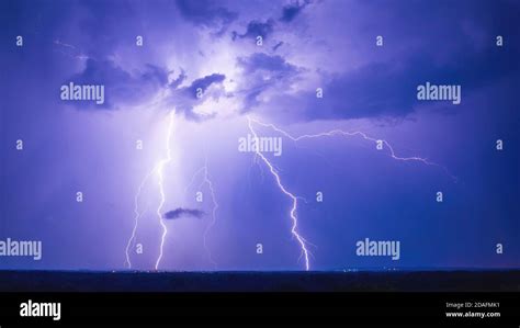 Cloud to ground lightning hi-res stock photography and images - Alamy