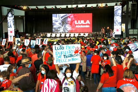 Veja fotos e vídeos do ato de Lula em Brasília