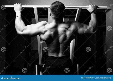 Hombre Muscular Que Hace El Ejercicio Pesado Para La Parte Posterior