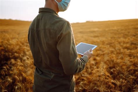 Agricultor Em Uma M Scara Est Ril Um Tablet Nas M Os Em Um Campo De