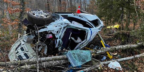 Kerns OW Lenker nach Überschlag in Waldstück schwer verletzt