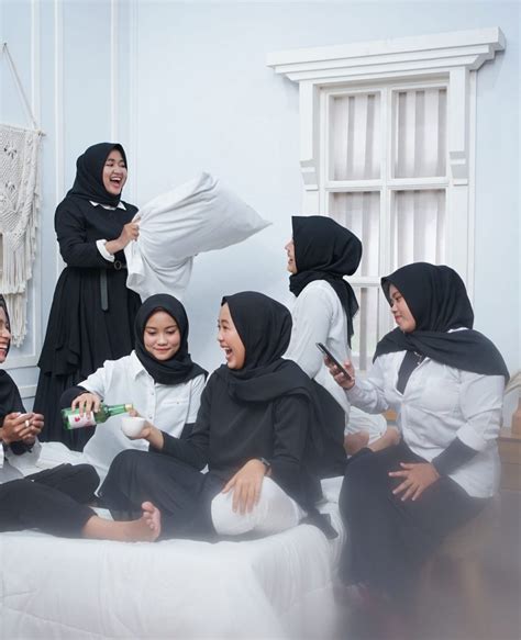 Foto Studio Sahabat Tema Hitam Putih Dress Code Konsep Eldred Kuhic