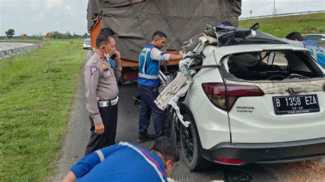 Minibus Tabrak Belakang Truk Di Tol Lintas Sumatera Orang Tewas