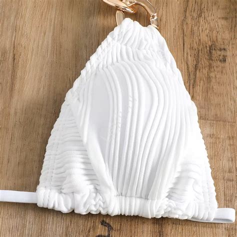 Prążkowane bikini ze złotymi łańcuchami