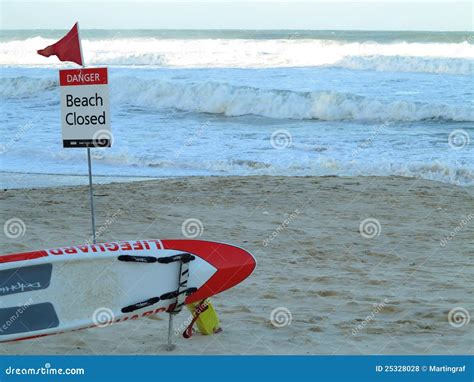 De Surfplank Van De Badmeester Met Waarschuwingssein Bij Strand