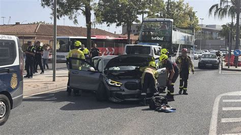 Tráfico y accidentes de coche Un coche pierde el control y se empotra