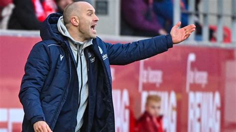 Bundesliga Bielefeld Droht Gegen Rostock Ausfall Von Trainer