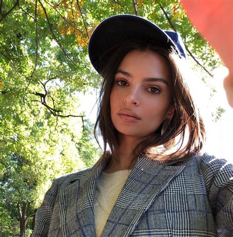 Emily Ratajkowski dit au revoir à dans un minuscule bikini rouge