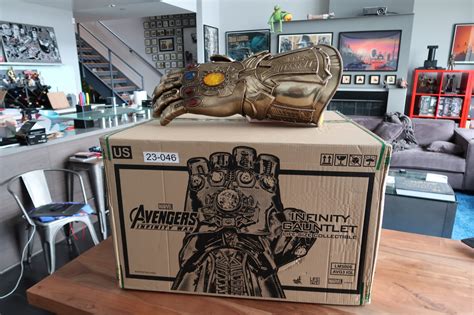 Video Watch Us Unbox The Life Size Infinity Gauntlet Replica From Hot Toys Sideshow Collectibles