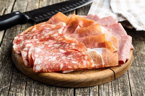 Salami En Rodajas Prosciutto Y Rosbif Sobre Tabla De Cortar Foto Premium