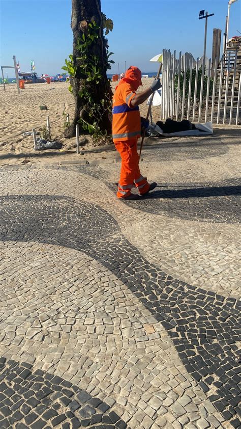 Mais De Garis Retiram Toneladas De Lixo Em Copacabana