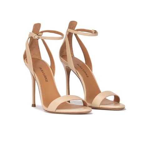 Sandalias de tacón alto fino en piel beige con pulsera PURA LOPEZ