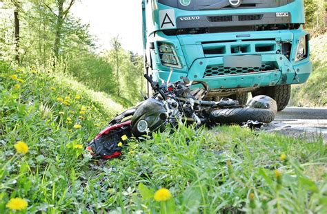 Bei Spiegelberg Motorradfahrer Kracht Beim Berholen In Lkw Schwer