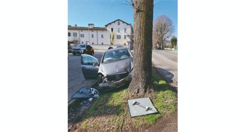 Auto Contro Un Albero Due Feriti A Soragna Gazzetta Di Parma