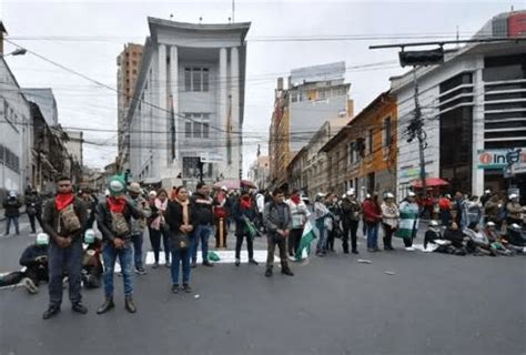 En Medio De Movilizaciones Ministerio De Educaci N Y Maestros Retoman