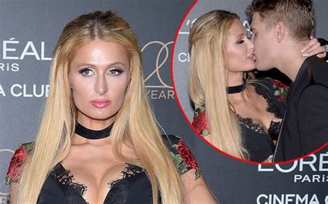 Paris Hilton Ousa Em Decote E Ganha Beijos Apaixonados De Namorado