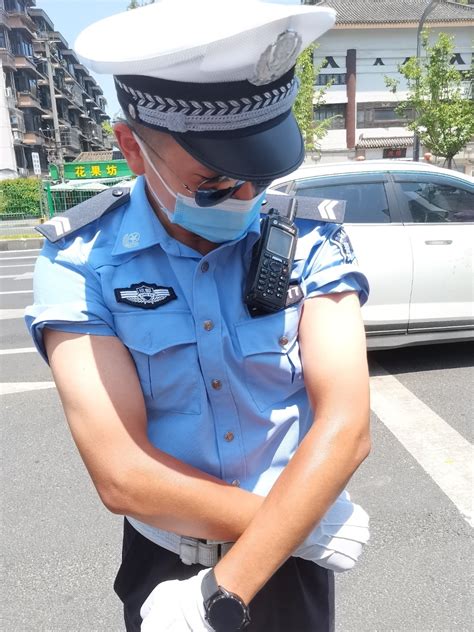 高温下的烤验 成都交警不服暑四川在线