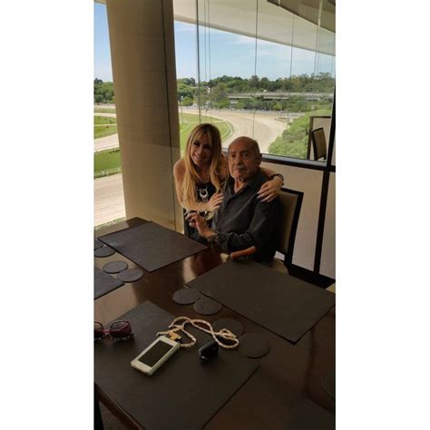 El Dolor De La Abogada Hot Por La Muerte De Su Padre