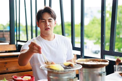 Seul Un Homme Asiatique Fait Griller Des Aliments Sur Un Poêle à