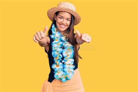 Jovencita Y Hermosa Latina Con Lei Hawaiano Y Sombrero De Verano Aprobando Hacer Gesto Positivo