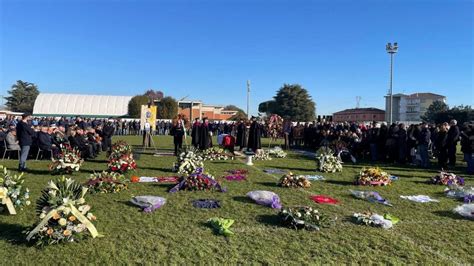 Funerali Amar Kudin Sirene Tricolore E Applausi Per Il Poliziotto