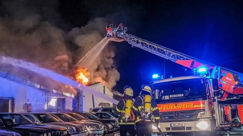 Lagerhalle Eines Autohandels Brennt In Voller Ausdehnung