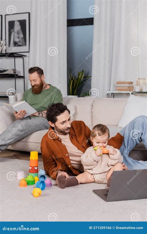 Mãe Gay Sentada Perto Da Filha Bebê Foto de Stock Imagem de maridos laptop 271209166