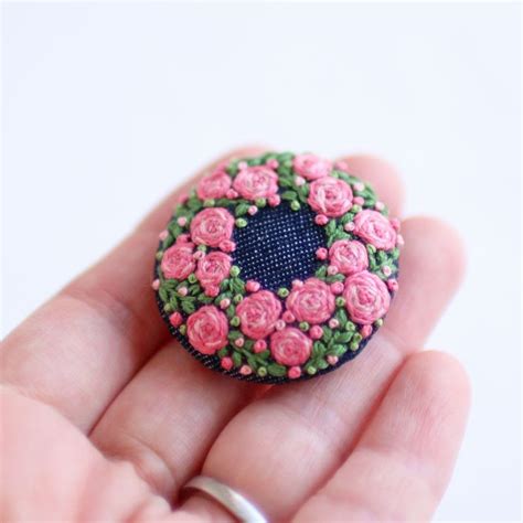 ミニ薔薇ブローチ リボン刺繍、ブラジル刺繍、手芸