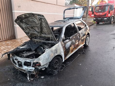 Carro Totalmente Consumido Pelo Fogo Ap S Pane Mec Nica Na Santa