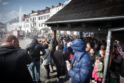 Widowiskowy Migus Dyngus Na Rynku W Kazimierzu Dolnym Stra Acy