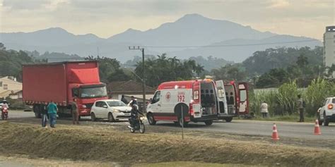 Colis O Entre Cinco Ve Culos Deixa Motociclista Fratura Exposta Em