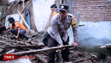 Diterpa Angin Dan Hujan Rumah Nenek Di Probolinggo Ambruk Rata Dengan