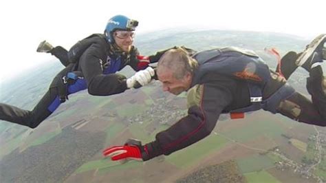 Video Tondre La Tête Dun Ami Parachutiste à 4 000 M Daltitude Et En