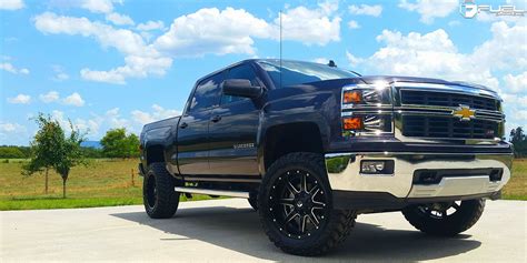 Chevrolet Silverado 1500 w/ 20x10 Fuel Maverick D538 Wheels