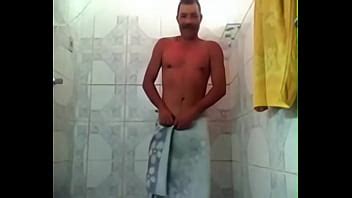 Maduro Tomando Una Ducha XVIDEOS