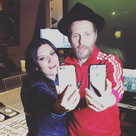 Laura Pausini Nel Nuovo Album Un Brano Di Lorenzo Jovanotti Report