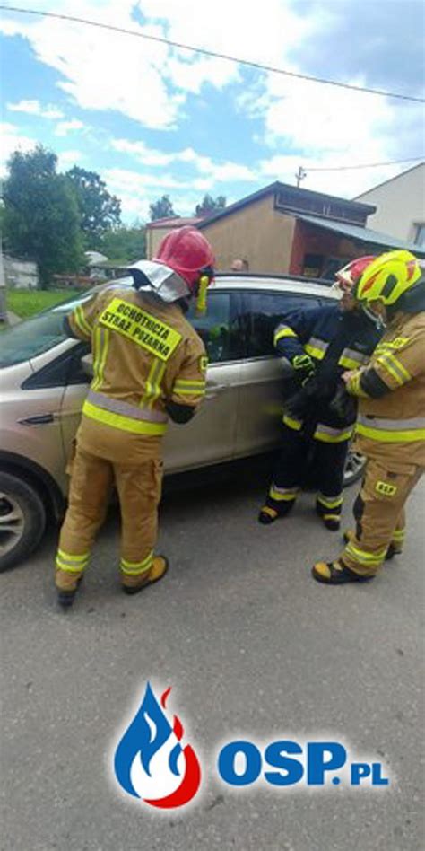 Dziecko zamknięte w samochodzie Policja wybiła szybę