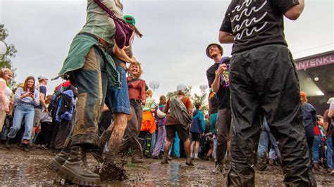 Stadt Ohne Meer Festival In Gie En Besucher Tanzen Im Schlamm