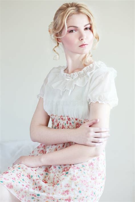 Fille Blonde Avec Le Verre De Martini Image stock Image du durée verticale