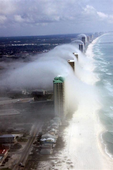 The tsunami-like clouds are just a harmless weather phenomenon. Photo ...