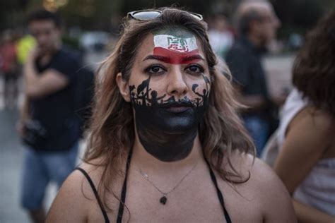 Unas Personas Se Manifiestan En Barcelona Por Los Derechos Humanos